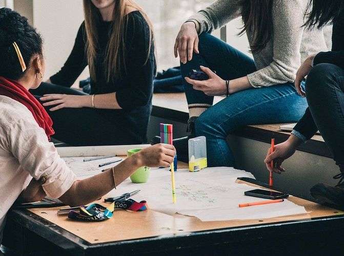 gruppenarbeit unterstützen, beisteuern, partizipieren oder aushelfen erwünscht